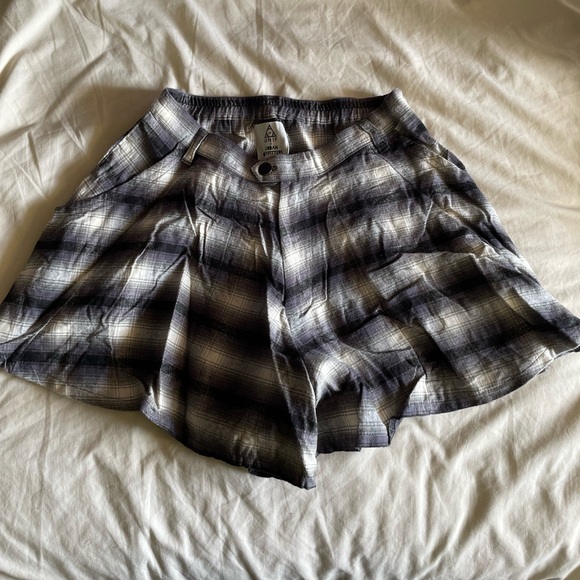 UNIF Ty plaid shorts skort - Picture 3 of 4